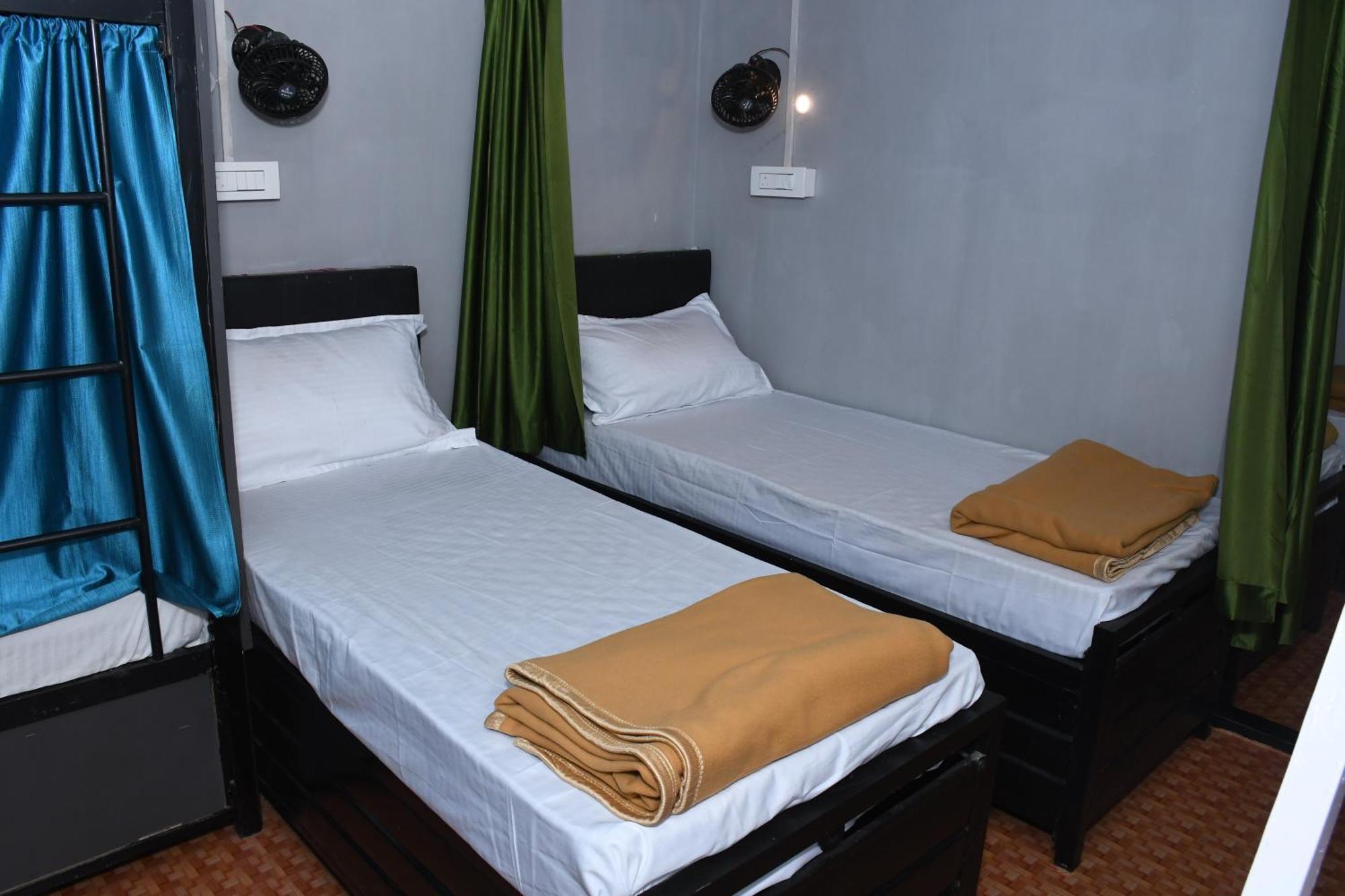 New Dormitory Afra 뭄바이 외부 사진