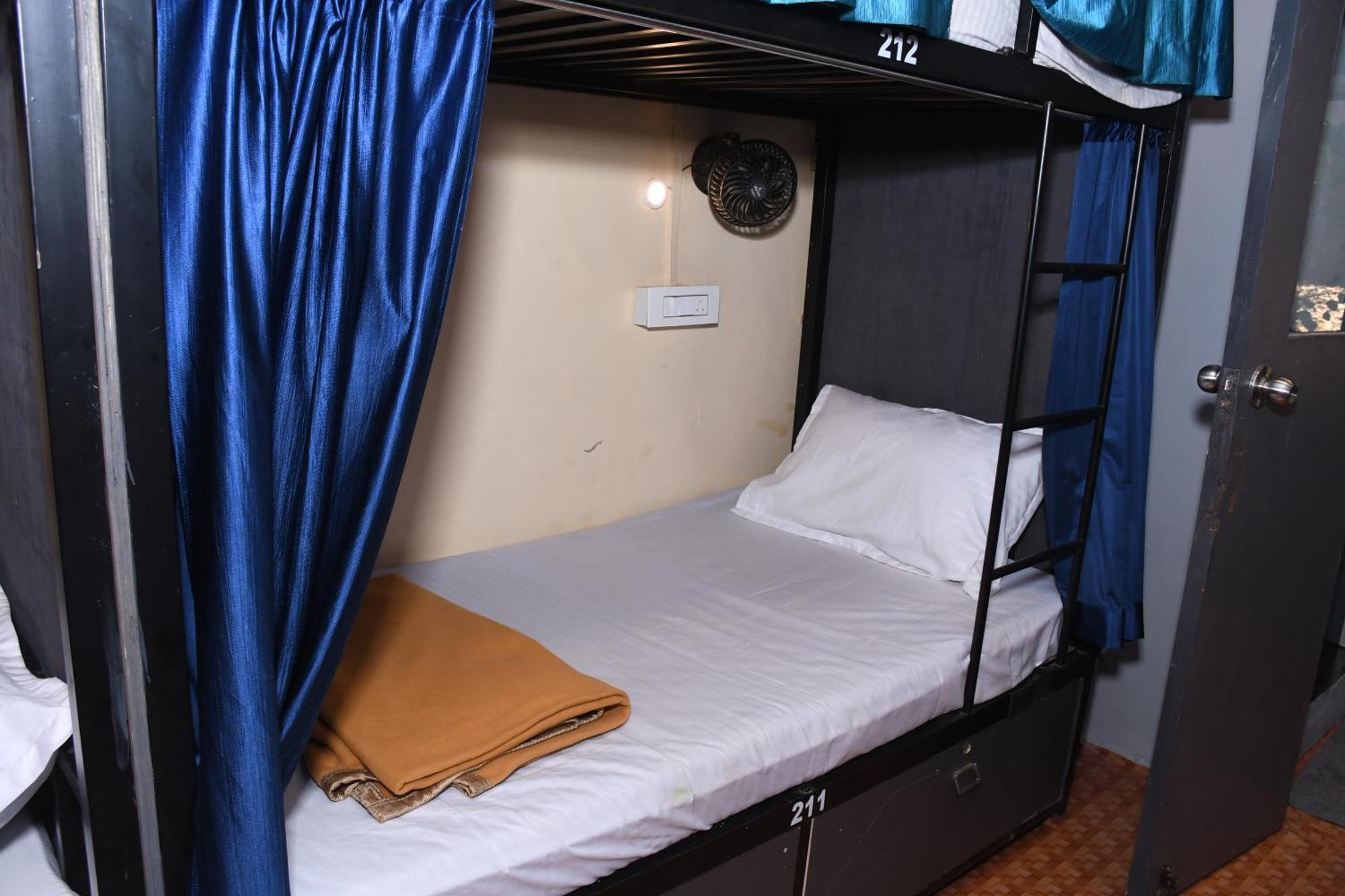 New Dormitory Afra 뭄바이 외부 사진