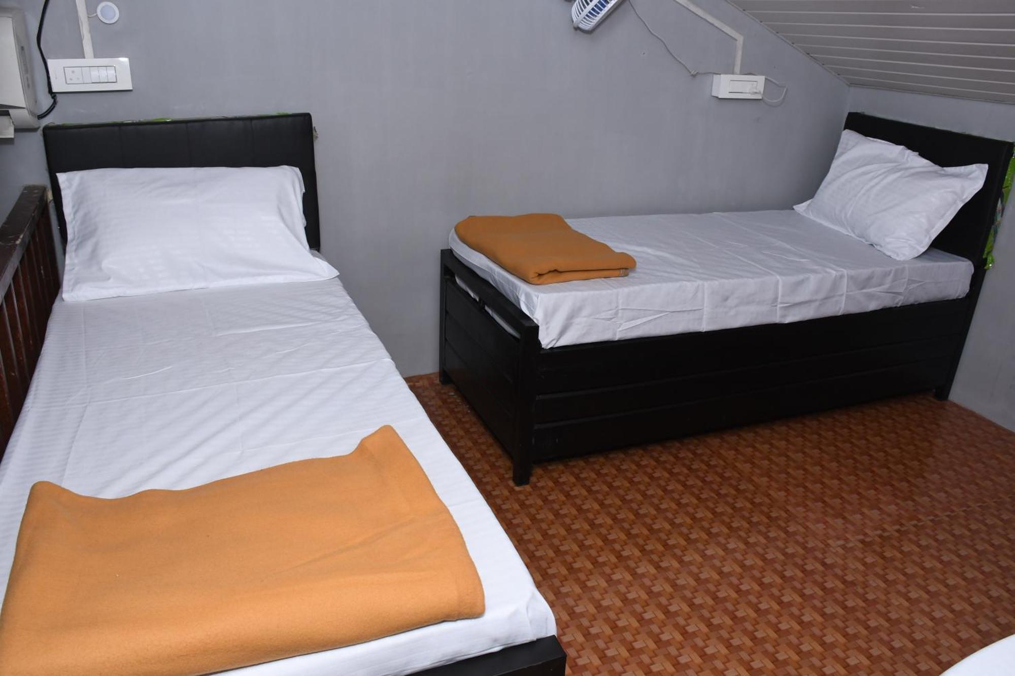 New Dormitory Afra 뭄바이 외부 사진