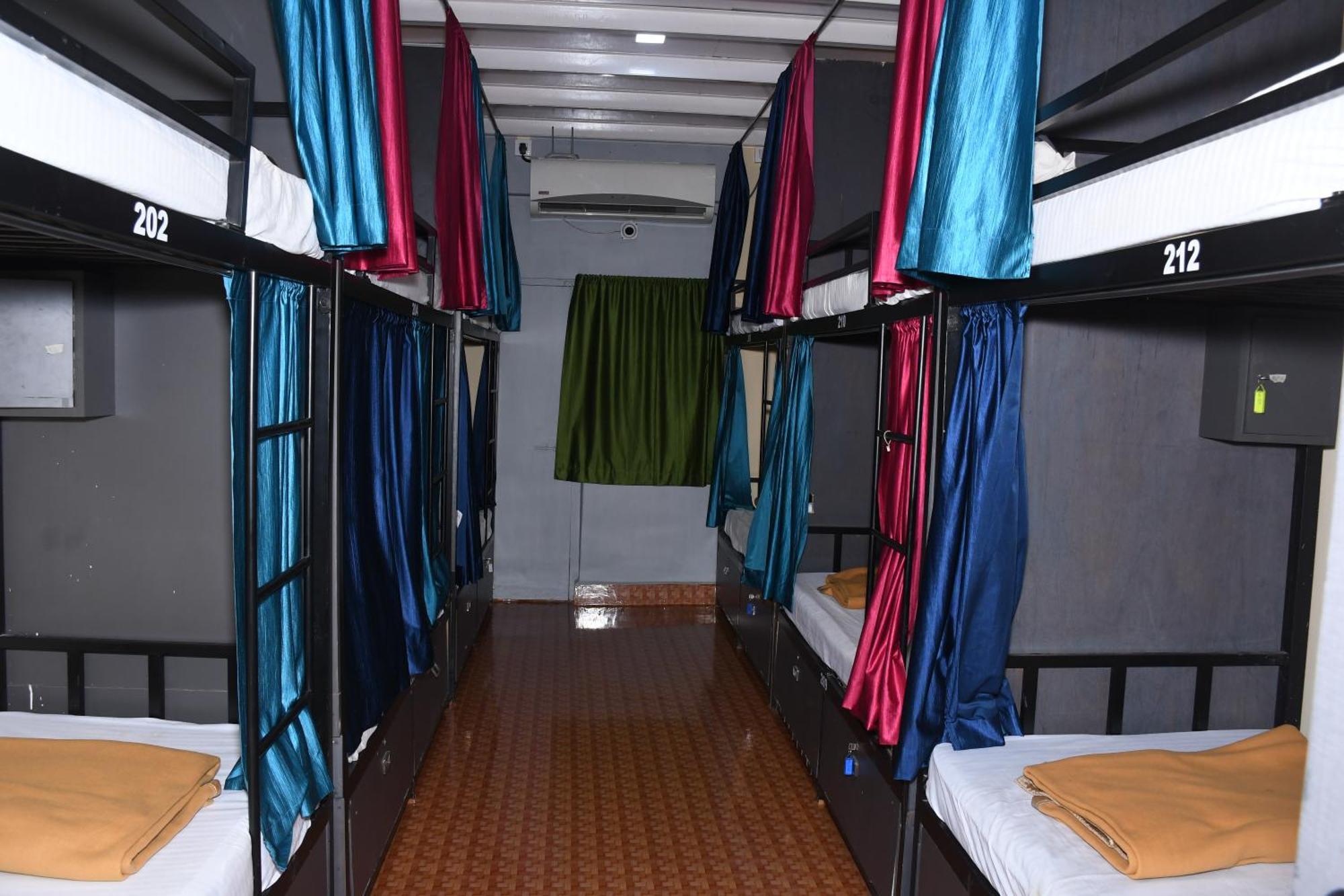 New Dormitory Afra 뭄바이 외부 사진