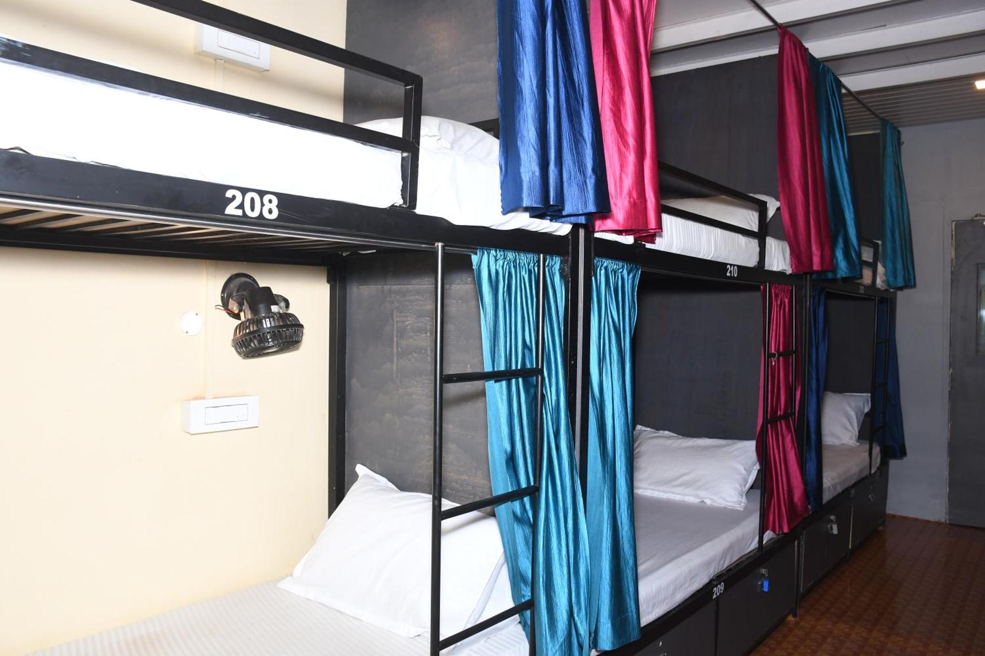 New Dormitory Afra 뭄바이 외부 사진